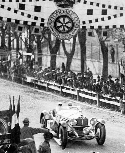 1000-Meilen-Rennen von Brescia, 12. und 13. April 1931. Rudolf Caracciola und Beifahrer Wilhelm Sebastian am Ziel mit Mercedes-Benz Typ SSKL Rennsportwagen in Brescia. Zum ersten Mal wurde ein Ausländer Gesamtsieger dieses berühmten italienischen Rennens.